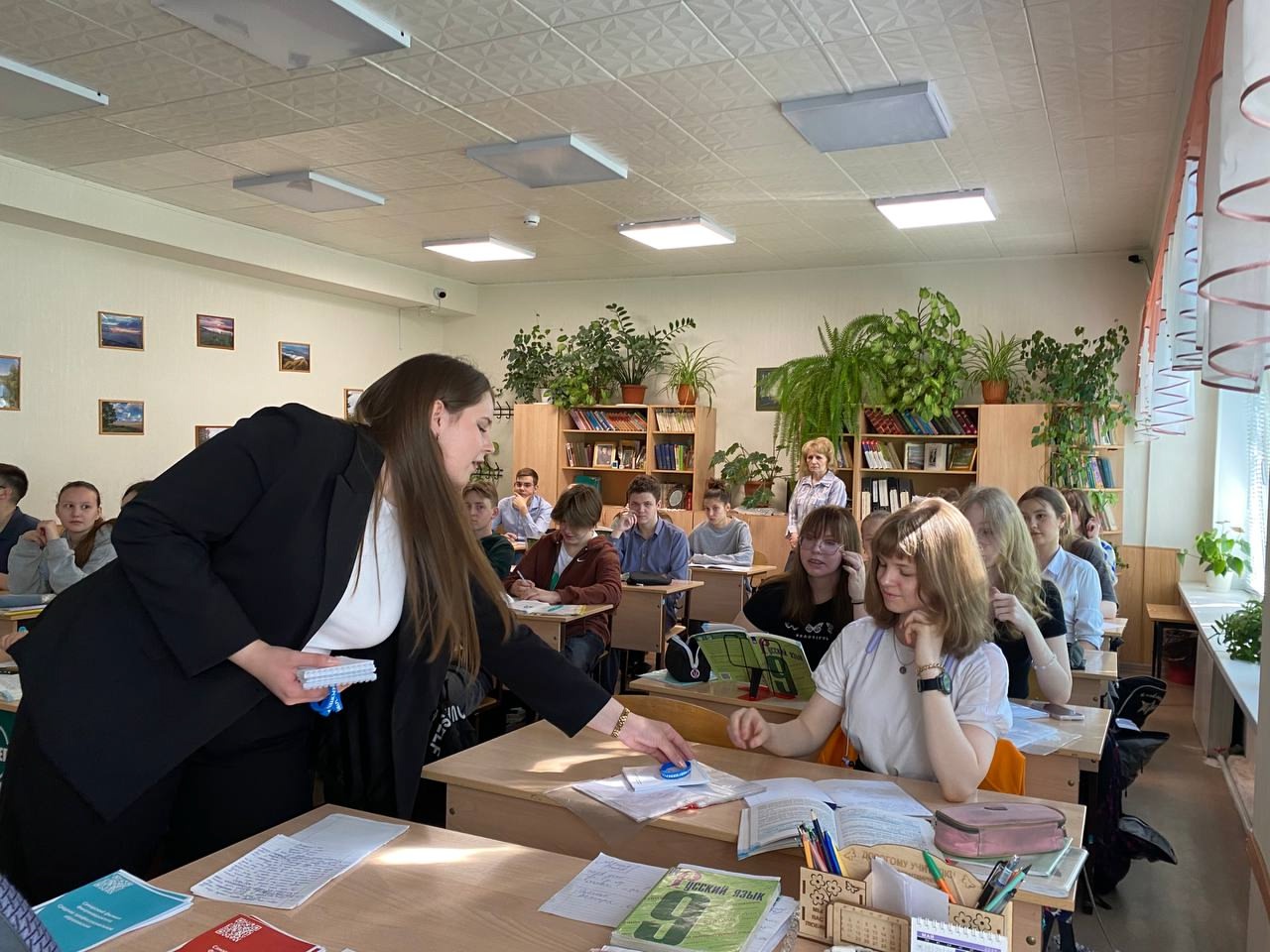 Сегодня сотрудники Самарского филиала Финуниверситета провели профориентационный тренинг в школе № 101. Обучающиеся девятых классов задали много вопросов о правилах поступления и особенностях приёмной кампании, поскольку вскоре начнётся подача заявлений. 