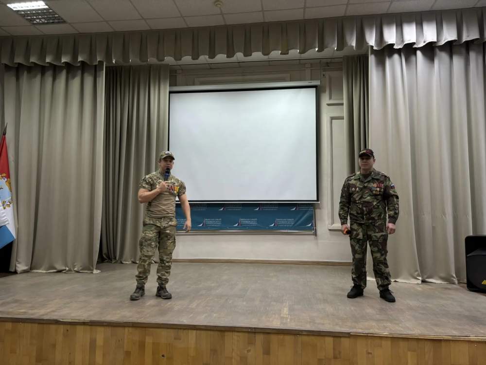 3 декабря для учебных групп 518, 519 и 520 прошел урок мужества, приуроченный ко Дню Героев Отечества. Выступили ветераны специальной военной операции – Веткин Павел и Калимуллин Ринат.