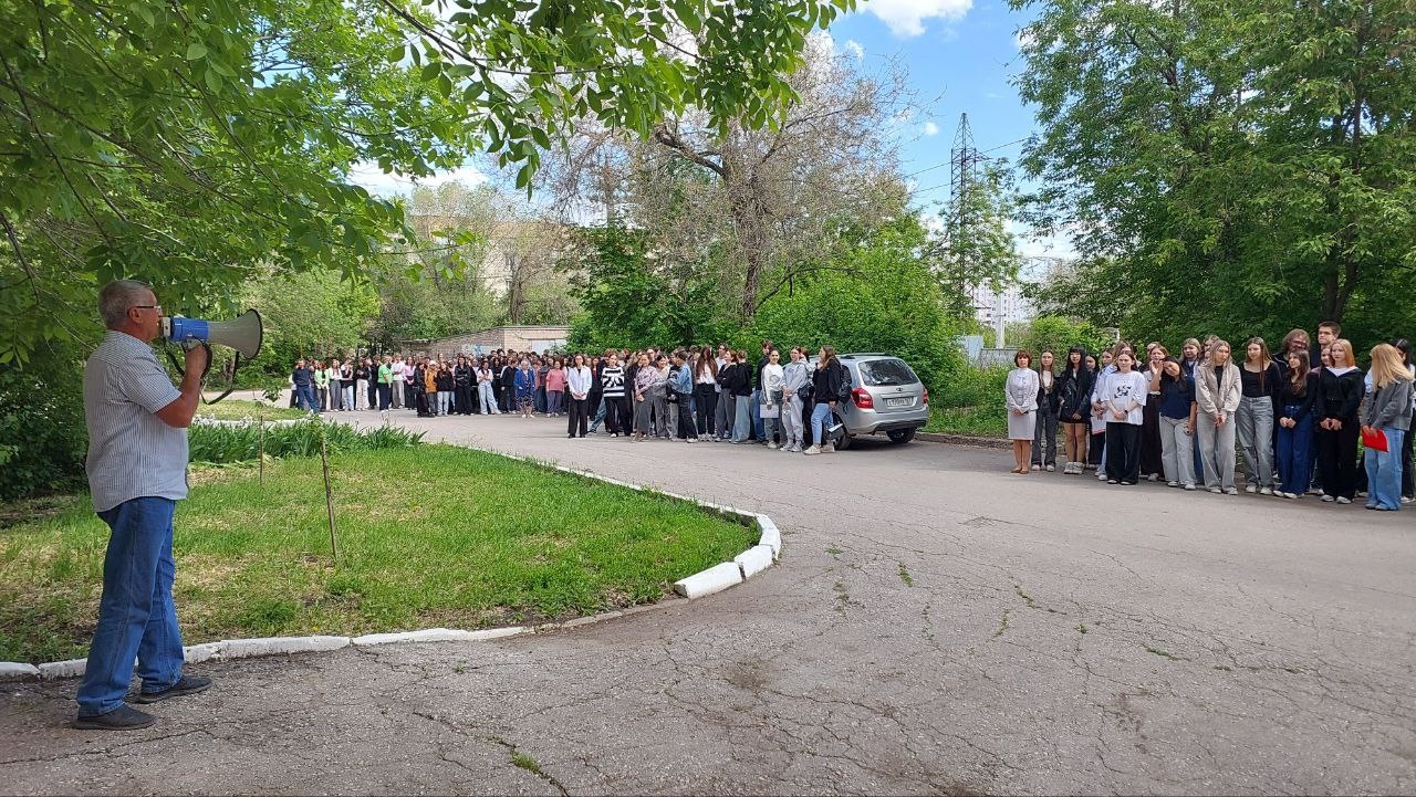 Мы провели плановое мероприятие — тренировку пожарной эвакуации. Цель тренировки — проверить готовность всех участников к действиям в чрезвычайных ситуациях и закрепить знания правил безопасности