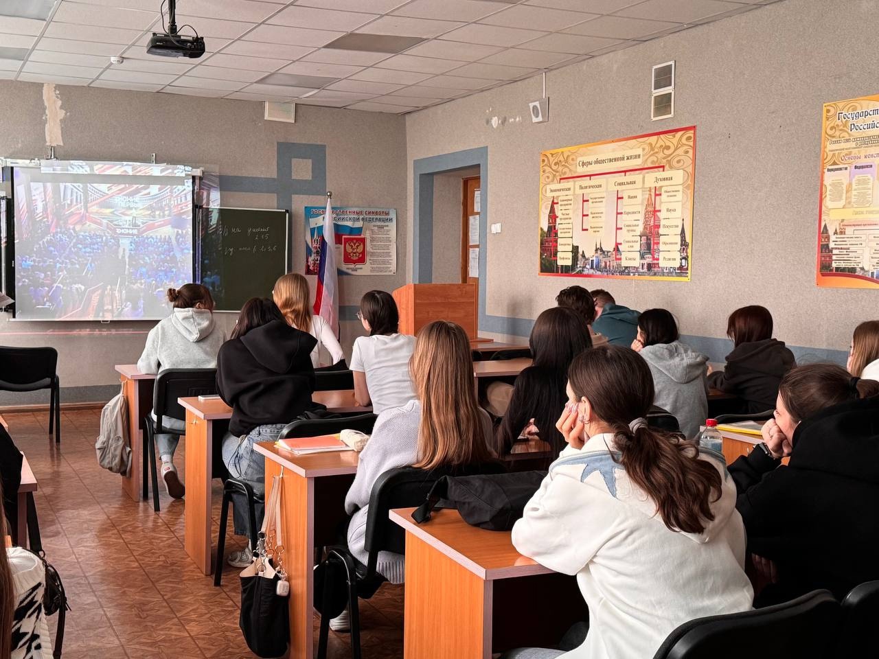 Студенты  Самарского филиала Финуниверситета с энтузиазмом присоединились к трансляции уникального Марафона Знание.Первые, который проходил с 28 по 30 апреля 2025 года в рамках празднования 80-й годовщины Победы в Великой Отечественной войне 1941–1945 год