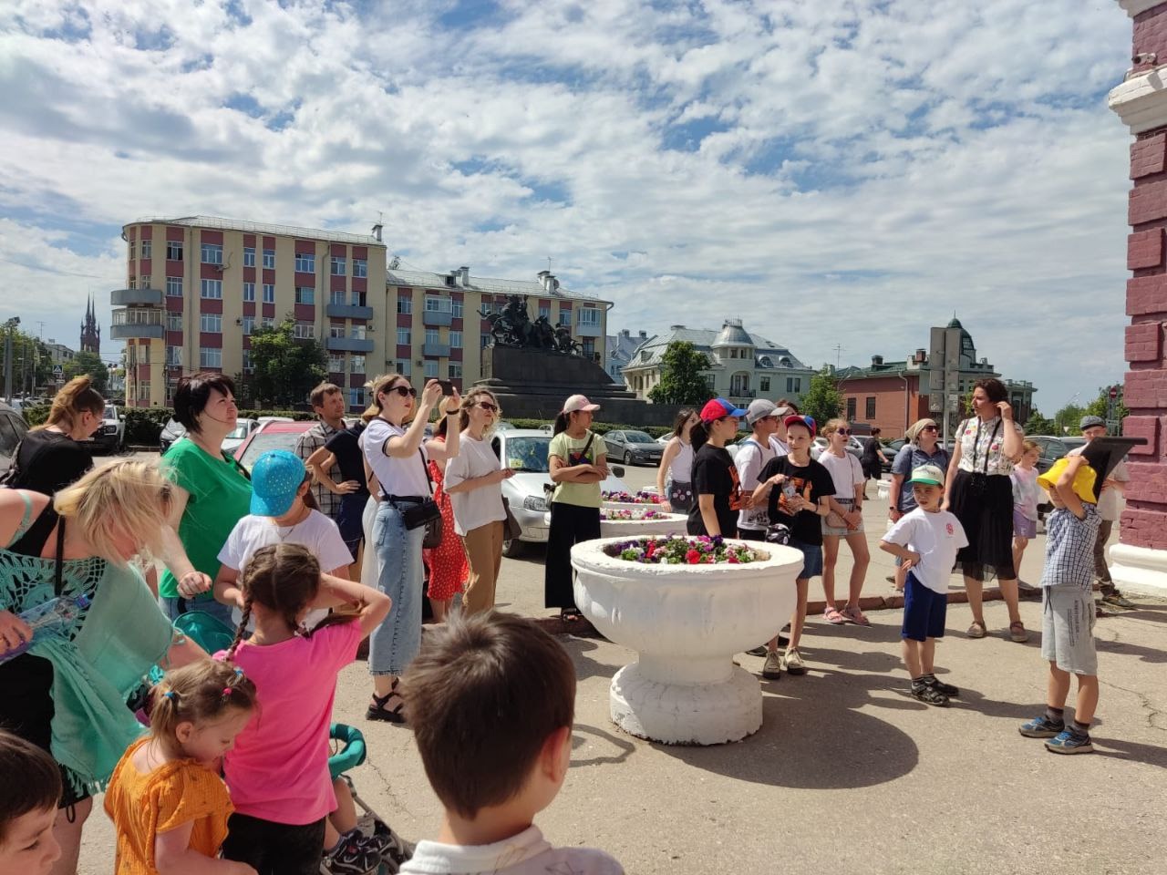 Пешеходная экскурсия «Бронзовые жители»: укрепление межкультурных связей и поддержка многодетных семей